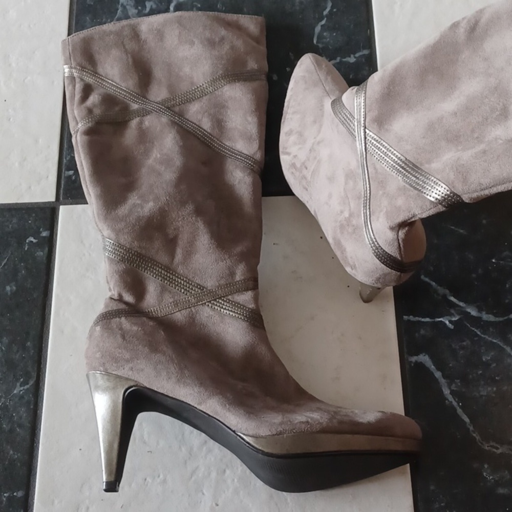 Impo size 10 taupe heeled boots with MEMORY FOAM. Never worn.